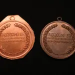 LOTE 025 - LOTE 25 – MEDALHAS INDÚSTRIA 	MEDALHA	OBSERVAÇÕES 1.		Fabrica de Curitiba. 1944.	Bronzeada – envelope da Coleção Júlio Estrella Moreira 2.		Salão anual de fotografias folhinhas Prosdócimo Gravador: Frederico Tod.	Bronzeada – prova de cunho 3.		Salão anual de fotografias folhinhas Prosdócimo Gravador: Frederico Tod.	Bronzeada – envelope da Coleção Júlio Estrella Moreira 4.		Grande Prémio Prosdócimo (ciclismo) Gravador: José Peón	Bronzeada 5.		Grande Prémio Prosdócimo (ciclismo) Gravador: José Peón	Bronzeada