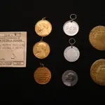 LOTE 026 - LOTE 26 – MEDALHAS SAÚDE 	MEDALHA	OBSERVAÇÕES 1.		Homenagem ao Professor Victor Ferreira do Amaral e Silva. 1934.  Gravador: José Peón	Dourada – envelope da Coleção Júlio Estrella Moreira 2.		Homenagem ao Professor Victor Ferreira do Amaral e Silva. 1934.  Gravador: José Peón	Dourada 3.		Homenagem ao Professor Victor Ferreira do Amaral e Silva. 1934.  Gravador: José Peón	Dourada 4.		Santa Casa de Misericórdia de Curitiba	Alumínio 5.		Santa Casa de Misericórdia de Curitiba	Alumínio 6.		XII Semana Odontológica Brasileira. 1955	Molde 7.		XII Semana Odontológica Brasileira. 1955	Molde 8.		Premio Dr. Nilo Cairo. Faculdade de Medicina do Paraná.1928.  Gravador: José Peón	Prateada