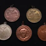LOTE 028 - LOTE 28 – MEDALHAS MAESTRO CARLOS GOMES 	MEDALHA	OBSERVAÇÕES 1.		Centenário do Maestro Carlos Gomes. 1936 Gravador: José Peón	Bronzeada – envelope da Coleção Júlio Estrella Moreira 2.		Centenário do Maestro Carlos Gomes. 1936 Gravador: José Peón	Dourada – envelope da Coleção Júlio Estrella Moreira 3.		Centenário do Maestro Carlos Gomes. 1936 Gravador: José Peón	Prateada 4.		Centenário do Maestro Carlos Gomes. 1936 Gravador: José Peón	Acobreada 5.		Centenário do Maestro Carlos Gomes. 1936 Gravador: José Peón	Acobreada