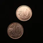 LOTE 039 - LOTE 39 – MOEDAS ESTADOS UNIDOS, PARAGUAI E URUGUAI 	MOEDA	OBSERVAÇÕES 1.		Quarter Dollar – (1965,1970, 1972 e 1980)	4 unidades 2.		One Dime – (1965)	1 unidade 3.		10 Guaranies – Alimentos para o mundo (1978 e 1986)	2 unidades 4.		10 Pesos (1968)	1 unidade