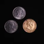LOTE 039 - LOTE 39 – MOEDAS ESTADOS UNIDOS, PARAGUAI E URUGUAI 	MOEDA	OBSERVAÇÕES 1.		Quarter Dollar – (1965,1970, 1972 e 1980)	4 unidades 2.		One Dime – (1965)	1 unidade 3.		10 Guaranies – Alimentos para o mundo (1978 e 1986)	2 unidades 4.		10 Pesos (1968)	1 unidade