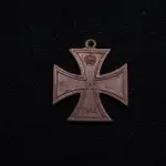 LOTE 036 - LOTE 36 – MEDALHAS ALEMANHA 	MEDALHA	OBSERVAÇÕES 1.		Cruz de Ferro Alemã. 1914 Gravador: José Peón	Reverso liso - envelope da Coleção Júlio Estrella Moreira 2.		Beneficente da Cruz Vermelha Austro-Alemã. 1915	Prateada - envelope da Coleção Júlio Estrella Moreira 3.		Deustche Woche (Semana Alemã). 1937. Curitiba Gravador: Eduardo Muller	Reverso liso - envelope da Coleção Júlio Estrella Moreira 4.		Águia Alemã com pergaminho Gravador: Henrique Kaminski – A Pérola	Reverso liso - envelope da Coleção Júlio Estrella Moreira