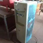 LOTE 394 - 01 BEBEDOURO PARA GARRAFÃO MARCA IBBL 220V. (NO ESTADO) ATENÇÃO! FAZER A VISITAÇÃO ANTES DE ARREMATAR, NÃO SABEMOS SE FUNCIONA. LEILÃO NÃO TEM GARANTIA E NEM DEVOLUÇÃO, SUJEITO A POSSÍVEIS AVARIAS VISÍVEIS/OCULTAS E/OU AUSÊNCIA DE COMPONENTES.