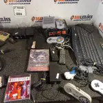 LOTE 004 - 01 LOTE COM CONTROLES DE VÍDEO GAME, CONTROLES DE TV, MEMORY CARD DE JOGOS E DIVERSOS ELETRÔNICOS. (NO ESTADO) ATENÇÃO! FAZER A VISITAÇÃO ANTES DE ARREMATAR, NÃO SABEMOS SE FUNCIONA. LEILÃO NÃO TEM GARANTIA E NEM DEVOLUÇÃO, SUJEITO A POSSÍVEIS AVARIAS VISÍVEIS/OCULTAS E/OU AUSÊNCIA DE COMPONENTES.