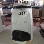 LOTE 381 - 01 BEBEDOURO PARA GARRAFÃO “REFRIGERADO” 220V. (NO ESTADO) ATENÇÃO! FAZER A VISITAÇÃO ANTES DE ARREMATAR, NÃO SABEMOS SE FUNCIONA. LEILÃO NÃO TEM GARANTIA E NEM DEVOLUÇÃO, SUJEITO A POSSÍVEIS AVARIAS VISÍVEIS/OCULTAS E/OU AUSÊNCIA DE COMPONENTES.
