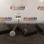 LOTE 244 - 02 BASES E 02 MICROFONES SEM FIO MARCAS SHURE. (NO ESTADO) ATENÇÃO! FAZER A VISITAÇÃO ANTES DE ARREMATAR, NÃO SABEMOS SE FUNCIONA. LEILÃO NÃO TEM GARANTIA E NEM DEVOLUÇÃO, SUJEITO A POSSÍVEIS AVARIAS VISÍVEIS/OCULTAS E/OU AUSÊNCIA DE COMPONENTES.