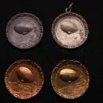 LOTE 031 - LOTE 31 – MEDALHAS CONDE ZEPPELIN 	MEDALHA	OBSERVAÇÕES 1.		Medalha Conde Zeppelin. Curitiba. 1930  Gravador: José Peón	Prateada – envelope da Coleção Júlio Estrella Moreira 2.		Medalha Conde Zeppelin. Curitiba. 1930  Gravador: José Peón	Chumbo – envelope da Coleção Júlio Estrella Moreira 3.		Medalha Conde Zeppelin. Curitiba. 1930  Gravador: José Peón	Dourada 4.		Medalha Conde Zeppelin. Curitiba. 1930  Gravador: José Peón	Dourada