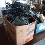LOTE 375 - 01 LOTE COM VÁRIOS CABOS E PERIFÉRICOS DIVERSOS. (NO ESTADO) ATENÇÃO! FAZER A VISITAÇÃO ANTES DE ARREMATAR, NÃO SABEMOS SE FUNCIONA. LEILÃO NÃO TEM GARANTIA E NEM DEVOLUÇÃO, SUJEITO A POSSÍVEIS AVARIAS VISÍVEIS/OCULTAS E/OU AUSÊNCIA DE COMPONENTES.