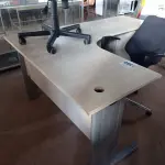 LOTE 385 - 01 MESA DE ESCRITÓRIO DE CANTO E 02 CADEIRAS DE ESCRITÓRIO COM BASES GIRATÓRIAS. (NO ESTADO) ATENÇÃO! FAZER A VISITAÇÃO ANTES DE ARREMATAR, NÃO SABEMOS SE FUNCIONA. LEILÃO NÃO TEM GARANTIA E NEM DEVOLUÇÃO, SUJEITO A POSSÍVEIS AVARIAS VISÍVEIS/OCULTAS E/OU AUSÊNCIA DE COMPONENTES.