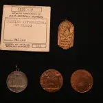 LOTE 016 - LOTE 16 – MEDALHAS CIVICAS e MILITARES 	MEDALHA	OBSERVAÇÕES 1.		Partido Integralista do Paraná. 1935. Gravador: Eduardo Muller	Dourada - envelope da Coleção Júlio Estrella Moreira 2.		Corrida do Facho Militar – 5 ª Região Militar. 1948. Gravador: José Peon	Acobreada 3.		Corrida do Facho Militar – 5 ª Região Militar. 1948. Gravador: José Peon	Acobreada 4.		Revolução de 05 de outubro de 1930. Gravador: José Peon.	Prateada