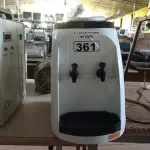 LOTE 361 - 01 BEBEDOURO PARA GARRAFÃO “REFRIGERADO” 220V. (NO ESTADO) ATENÇÃO! FAZER A VISITAÇÃO ANTES DE ARREMATAR, NÃO SABEMOS SE FUNCIONA. LEILÃO NÃO TEM GARANTIA E NEM DEVOLUÇÃO, SUJEITO A POSSÍVEIS AVARIAS VISÍVEIS/OCULTAS E/OU AUSÊNCIA DE COMPONENTES.
