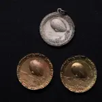 LOTE 033 - LOTE 33 – MEDALHAS CONDE ZEPPELIN 	MEDALHA	OBSERVAÇÕES 1.		Medalha Conde Zeppelin. Curitiba. 1930  Gravador: José Peón	Dourada 2.		Medalha Conde Zeppelin. Curitiba. 1930  Gravador: José Peón	Dourada 3.		Medalha Conde Zeppelin. Curitiba. 1930 Gravador: José Peón	Prateada