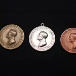 LOTE 014 - LOTE 14 – MEDALHAS – ALFREDO ANDERSEN 	MEDALHA	OBSERVAÇÕES 1.		1ª Exposição de Artistas Paranaenses no Rio de Janeiro. Sociedade de Amigos de Alfredo Andersen.1943. Gravador: José Peon	Bronze 2.		1ª Exposição de Artistas Paranaenses no Rio de Janeiro. Sociedade de Amigos de Alfredo Andersen.1943. Gravador: José Peon	Cobre 3.		1ª Exposição de Artistas Paranaenses no Rio de Janeiro. Sociedade de Amigos de Alfredo Andersen.1943. Gravador: José Peon	Prateada 4.		IV Salão Paranaense de Belas Artes. 1947. Homenagem a Alfredo Andersen (1860-1935). Gravador: José Peon	Cobre 5.		1° Salão Internacional de Arte Fotografica. Foto Clube Colméia. 1960. Gravadores: José Peon e José Tortatto.