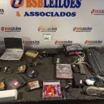 LOTE 004 - 01 LOTE COM CONTROLES DE VÍDEO GAME, CONTROLES DE TV, MEMORY CARD DE JOGOS E DIVERSOS ELETRÔNICOS. (NO ESTADO) ATENÇÃO! FAZER A VISITAÇÃO ANTES DE ARREMATAR, NÃO SABEMOS SE FUNCIONA. LEILÃO NÃO TEM GARANTIA E NEM DEVOLUÇÃO, SUJEITO A POSSÍVEIS AVARIAS VISÍVEIS/OCULTAS E/OU AUSÊNCIA DE COMPONENTES.