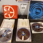 LOTE 025 - 05 CARRETEIS COM FITAS PARA GRAVADOR DE ROLO. (NO ESTADO) ATENÇÃO! FAZER A VISITAÇÃO ANTES DE ARREMATAR, NÃO SABEMOS SE FUNCIONA. LEILÃO NÃO TEM GARANTIA E NEM DEVOLUÇÃO, SUJEITO A POSSÍVEIS AVARIAS VISÍVEIS/OCULTAS E/OU AUSÊNCIA DE COMPONENTES.