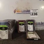 LOTE 236 - 13 HARD DISC MARCAS E MODELOS DIVERSOS. (NO ESTADO) ATENÇÃO! FAZER A VISITAÇÃO ANTES DE ARREMATAR, NÃO SABEMOS SE FUNCIONA. LEILÃO NÃO TEM GARANTIA E NEM DEVOLUÇÃO, SUJEITO A POSSÍVEIS AVARIAS VISÍVEIS/OCULTAS E/OU AUSÊNCIA DE COMPONENTES.
