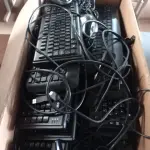 LOTE 366 - 01 LOTE COM VÁRIOS TECLADOS E MOUSES MARCAS E MODELOS DIVERSOS. (NO ESTADO) ATENÇÃO! FAZER A VISITAÇÃO ANTES DE ARREMATAR, NÃO SABEMOS SE FUNCIONA. LEILÃO NÃO TEM GARANTIA E NEM DEVOLUÇÃO, SUJEITO A POSSÍVEIS AVARIAS VISÍVEIS/OCULTAS E/OU AUSÊNCIA DE COMPONENTES.