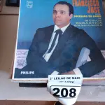 LOTE 208 - 01 LOTE COM VÁRIOS DISCOS DE VINIL. (NO ESTADO) ATENÇÃO! FAZER A VISITAÇÃO ANTES DE ARREMATAR, NÃO SABEMOS SE FUNCIONA. LEILÃO NÃO TEM GARANTIA E NEM DEVOLUÇÃO, SUJEITO A POSSÍVEIS AVARIAS VISÍVEIS/OCULTAS E/OU AUSÊNCIA DE COMPONENTES.