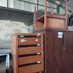 LOTE 315 - 01 ARMÁRIO BAIXO, 01 GAVETEIRO E 02 MESINHAS EM MADEIRA. (NO ESTADO) ATENÇÃO! FAZER A VISITAÇÃO ANTES DE ARREMATAR, NÃO SABEMOS SE FUNCIONA. LEILÃO NÃO TEM GARANTIA E NEM DEVOLUÇÃO, SUJEITO A POSSÍVEIS AVARIAS VISÍVEIS/OCULTAS E/OU AUSÊNCIA DE COMPONENTES.