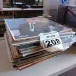 LOTE 208 - 01 LOTE COM VÁRIOS DISCOS DE VINIL. (NO ESTADO) ATENÇÃO! FAZER A VISITAÇÃO ANTES DE ARREMATAR, NÃO SABEMOS SE FUNCIONA. LEILÃO NÃO TEM GARANTIA E NEM DEVOLUÇÃO, SUJEITO A POSSÍVEIS AVARIAS VISÍVEIS/OCULTAS E/OU AUSÊNCIA DE COMPONENTES.