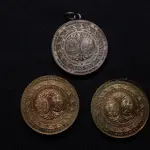 LOTE 033 - LOTE 33 – MEDALHAS CONDE ZEPPELIN 	MEDALHA	OBSERVAÇÕES 1.		Medalha Conde Zeppelin. Curitiba. 1930  Gravador: José Peón	Dourada 2.		Medalha Conde Zeppelin. Curitiba. 1930  Gravador: José Peón	Dourada 3.		Medalha Conde Zeppelin. Curitiba. 1930 Gravador: José Peón	Prateada