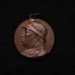 LOTE 042 - LOTE 42 – MEDALHAS DA REVOLUÇÃO DE 1932 	MEDALHA	OBSERVAÇÕES 1.		Medalhão – Soldados do General Waldomiro Lima. 1932. Gravador: José Peón.	Prateada 2.		Medalhão – Soldados do General Waldomiro Lima. 1932. Gravador: José Peón.	Prateada 3.		Medalhão – Soldados do General Waldomiro Lima. 1932. Gravador: José Peón.	Bronze 4.		Medalha Comemorativa da Campanha de 1932. Gravador: José Peón.	Acobreada – envelope da coleção Julio Estrella Moreira