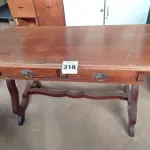 LOTE 318 - 01 MESA EM MADEIRA. (NO ESTADO) ATENÇÃO! FAZER A VISITAÇÃO ANTES DE ARREMATAR, NÃO SABEMOS SE FUNCIONA. LEILÃO NÃO TEM GARANTIA E NEM DEVOLUÇÃO, SUJEITO A POSSÍVEIS AVARIAS VISÍVEIS/OCULTAS E/OU AUSÊNCIA DE COMPONENTES.