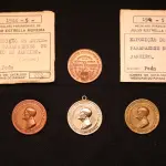 LOTE 011 - LOTE 11 – MEDALHAS – ALFREDO ANDERSEN 	MEDALHA	OBSERVAÇÕES 1.		1ª Exposição de Artistas Paranaenses no Rio de Janeiro. Sociedade de Amigos de Alfredo Andersen.1943. Gravador: José Peon	Cobre - envelope da Coleção Júlio Estrella Moreira 2.		1ª Exposição de Artistas Paranaenses no Rio de Janeiro. Sociedade de Amigos de Alfredo Andersen.1943. Gravador: José Peon	Cobre 3.		1ª Exposição de Artistas Paranaenses no Rio de Janeiro. Sociedade de Amigos de Alfredo Andersen.1943. Gravador: José Peon	Prateada - envelope da Coleção Júlio Estrella Moreira 4.		1ª Exposição de Artistas Paranaenses no Rio de Janeiro. Sociedade de Amigos de Alfredo Andersen.1943. Gravador: José Peon	Bronze - envelope da Coleção Júlio Estrella Moreira
