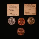 LOTE 002 - LOTE 2 – MEDALHAS DIA DO PARANA 	MEDALHA	OBSERVAÇÕES 1.		Exposição comemorativa Dia do Paraná. 1948	Prateada - envelope da Coleção Júlio Estrella Moreira 2.		Exposição comemorativa Dia do Paraná. 1948	Bronze - envelope da Coleção Júlio Estrella Moreira 3.		Exposição comemorativa Dia do Paraná. 1948	Acobreada  4.		Exposição comemorativa Dia do Paraná. 1948	Acobreada