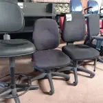LOTE 321 - 03 CADEIRAS DE ESCRITÓRIO E 01 CADEIRA PARA CAIXA COM BASES GIRATÓRIAS. (NO ESTADO) ATENÇÃO! FAZER A VISITAÇÃO ANTES DE ARREMATAR, NÃO SABEMOS SE FUNCIONA. LEILÃO NÃO TEM GARANTIA E NEM DEVOLUÇÃO, SUJEITO A POSSÍVEIS AVARIAS VISÍVEIS/OCULTAS E/OU AUSÊNCIA DE COMPONENTES.