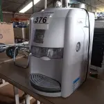 LOTE 376 - 01 BEBEDOURO PARA GARRAFÃO “ELETRÔNICO “MARCA LATINA 220V.  (NO ESTADO) ATENÇÃO! FAZER A VISITAÇÃO ANTES DE ARREMATAR, NÃO SABEMOS SE FUNCIONA. LEILÃO NÃO TEM GARANTIA E NEM DEVOLUÇÃO, SUJEITO A POSSÍVEIS AVARIAS VISÍVEIS/OCULTAS E/OU AUSÊNCIA DE COMPONENTES.