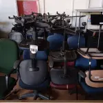LOTE 303 - 06 CADEIRAS DE ESCRITÓRIO SENDO 03 COM BASE GIRATÓRIA. (NO ESTADO) ATENÇÃO! FAZER A VISITAÇÃO ANTES DE ARREMATAR, NÃO SABEMOS SE FUNCIONA. LEILÃO NÃO TEM GARANTIA E NEM DEVOLUÇÃO, SUJEITO A POSSÍVEIS AVARIAS VISÍVEIS/OCULTAS E/OU AUSÊNCIA DE COMPONENTES.