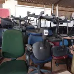 LOTE 303 - 06 CADEIRAS DE ESCRITÓRIO SENDO 03 COM BASE GIRATÓRIA. (NO ESTADO) ATENÇÃO! FAZER A VISITAÇÃO ANTES DE ARREMATAR, NÃO SABEMOS SE FUNCIONA. LEILÃO NÃO TEM GARANTIA E NEM DEVOLUÇÃO, SUJEITO A POSSÍVEIS AVARIAS VISÍVEIS/OCULTAS E/OU AUSÊNCIA DE COMPONENTES.