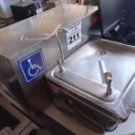 LOTE 211 - 01 BEBEDOURO DE PAREDE EM AÇO INOX MARCA LÍDER 127V. (NO ESTADO) ATENÇÃO! FAZER A VISITAÇÃO ANTES DE ARREMATAR, NÃO SABEMOS SE FUNCIONA. LEILÃO NÃO TEM GARANTIA E NEM DEVOLUÇÃO, SUJEITO A POSSÍVEIS AVARIAS VISÍVEIS/OCULTAS E/OU AUSÊNCIA DE COMPONENTES.