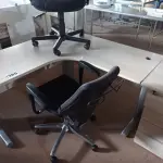 LOTE 385 - 01 MESA DE ESCRITÓRIO DE CANTO E 02 CADEIRAS DE ESCRITÓRIO COM BASES GIRATÓRIAS. (NO ESTADO) ATENÇÃO! FAZER A VISITAÇÃO ANTES DE ARREMATAR, NÃO SABEMOS SE FUNCIONA. LEILÃO NÃO TEM GARANTIA E NEM DEVOLUÇÃO, SUJEITO A POSSÍVEIS AVARIAS VISÍVEIS/OCULTAS E/OU AUSÊNCIA DE COMPONENTES.