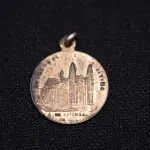 LOTE 007 - LOTE 7 – MEDALHAS CATÓLICAS 	MEDALHA	OBSERVAÇÕES 1.		Inauguração da Catedral de Curitiba. 1893	Prateada – envelope de época 2.		VII Congresso Eucaristico Nacional. 1960 Gravador: Cristiano Winters.	Prateada - envelope da Coleção Júlio Estrella Moreira 3.		VII Congresso Eucaristico Nacional. 1960 Gravador: Cristiano Winters.	Prateada - envelope da Coleção Júlio Estrella Moreira 4.		Jubileu Episcopal Dom Eusébio da Rocha. 1948 Gravador: Jose Peon	Acobreada - envelope da Coleção Júlio Estrella Moreira 5.		Jubileu Episcopal Dom Eusébio da Rocha. 1948 Gravador: Jose Peon	Acobreada - envelope da Coleção Júlio Estrella Moreira