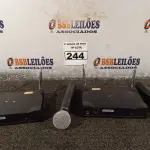 LOTE 244 - 02 BASES E 02 MICROFONES SEM FIO MARCAS SHURE. (NO ESTADO) ATENÇÃO! FAZER A VISITAÇÃO ANTES DE ARREMATAR, NÃO SABEMOS SE FUNCIONA. LEILÃO NÃO TEM GARANTIA E NEM DEVOLUÇÃO, SUJEITO A POSSÍVEIS AVARIAS VISÍVEIS/OCULTAS E/OU AUSÊNCIA DE COMPONENTES.