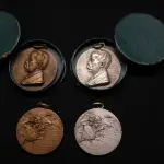 LOTE 023 - LOTE 23 – MEDALHAS LAURO SODRE 	MEDALHA	OBSERVAÇÕES 1.		Homenagem do Pará a Lauro Sodre. 1911 Gravador: P.F. Berthold	Acobreada – Com estojo de época 2.		Homenagem do Pará a Lauro Sodre. 1911 Gravador: P.F. Berthold	Prateada – Com estojo de época 3.		Homenagem do Pará a Lauro Sodre. 1911 Gravador: P.F. Berthold	Acobreada 4.		Homenagem do Pará a Lauro Sodre. 1911 Gravador: P.F. Berthold	Prateada