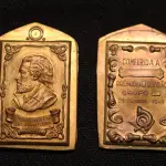 LOTE 006 - LOTE 6 – MEDALHAS CULTURA E LAZER 	MEDALHA	OBSERVAÇÕES 1.		Monumento a Tiradentes. 1927 Gravador: Jose Peon	Acobreada - envelope da Coleção Júlio Estrella Moreira 2.		1ª Exposição da Sociedade Paranaense de Arqueologia.1931.  Gravador: Jose Peon	Acobreada - envelope da Coleção Júlio Estrella Moreira 3.		1ª Exposição da Sociedade Paranaense de Arqueologia.1931.  Gravador: Jose Peon	Dourada - envelope da Coleção Júlio Estrella Moreira 4.		6° Concurso de Fotografia – Foto Clube do Paraná. 1943 – Gravador: Mueller	Acobreada - envelope da Coleção Júlio Estrella Moreira 5.		Exposição Filatélica Sulbrasileira – Sulbrape. 1949 Gravador: Jose Peon	Prova de Cunho, dourada. 6.		Exposição Filatélica Sulbrasileira – Sulbrape. 1949 Gravador: Jose Peon	Dourada - envelope da Coleção Júlio Estrella Moreira 7.		Sociedade Rio Branco 70 anos. 1954	Prova de Cunho - Dourada 8.		Sociedade Rio Branco 70 anos. 1954	Prova de Cunho - Dourada 9.		1° Festival de Música de Compositores Paranaenses - Aquibadan Sociedade Cultural.1963 Gravadores: José Peon e José Tortatto.