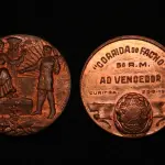 LOTE 015 - LOTE 15 – MEDALHAS CIVICAS MILITARES 	MEDALHA	OBSERVAÇÕES 1.		União Cívica Paranaense – 1916.Gravadores: Jose Peon e Fernandez	Acobreada 2.		União Cívica Paranaense – 1916.Gravadores: Jose Peon e Fernandez	Dourada – prova de cunho 3.		Revolução de 05 de outubro de 1930. Gravador: José Peon.	Prateada - envelope da Coleção Júlio Estrella Moreira 4.		Corrida do Facho Militar – 5 ª Região Militar. 1948.Gravador: José Peon	Acobreada 5.		Corrida do Facho Militar – 5 ª Região Militar. 1948.Gravador: José Peon	Acobreada 6.		Libertadores da Nação. Revolução de 1930. Gravador: Eduardo Mueller	Reveso Liso 7.		Cinquentenário da República – Tiro de Guerra Rio Branco. 1939. Gravador: Frederico Tod.	Prateada 8.		Corrida do Facho Militar – 5 ª Região Militar. 1943.Gravador: José Peon	Acobreada 9.		Corrida do Facho Militar – 5 ª Região Militar. 1960.	Acobreada 10.		1° Centenário da Policia Militar do Paraná. 1954.Gravadores Peon e Tortatto	Oxidada