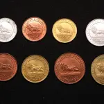 LOTE 037 - LOTE 37 – OBJETOS PECUNIÁRIOS LEÃO JUNIOR Fichas em cobre e alumínio, circulares; tendo na face o valor, no anverso, centralizado a figura do Leão, na orla, uma faixa circular com a inscrição "Leão Junior e Companhia. Curitiba" 	OBJETO	OBSERVAÇÕES 1.		Ficha Leão Junior - 100	Alumínio 2.		Ficha Leão Junior - 200	Cobre 3.		Ficha Leão Junior - 500	Alumínio-bronze 4.		Ficha Leão Junior - 1000	Alumínio 5.		Ficha Leão Junior – 2000	Cobre 6.		Ficha Leão Junior – 5000	Alumínio-bronze 7.		Ficha Leão Junior – 20.000	Cobre 8.		Ficha Leão Junior – 50.000	Alumínio-bronze