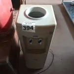 LOTE 394 - 01 BEBEDOURO PARA GARRAFÃO MARCA IBBL 220V. (NO ESTADO) ATENÇÃO! FAZER A VISITAÇÃO ANTES DE ARREMATAR, NÃO SABEMOS SE FUNCIONA. LEILÃO NÃO TEM GARANTIA E NEM DEVOLUÇÃO, SUJEITO A POSSÍVEIS AVARIAS VISÍVEIS/OCULTAS E/OU AUSÊNCIA DE COMPONENTES.