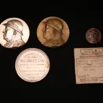 LOTE 042 - LOTE 42 – MEDALHAS DA REVOLUÇÃO DE 1932 	MEDALHA	OBSERVAÇÕES 1.		Medalhão – Soldados do General Waldomiro Lima. 1932. Gravador: José Peón.	Prateada 2.		Medalhão – Soldados do General Waldomiro Lima. 1932. Gravador: José Peón.	Prateada 3.		Medalhão – Soldados do General Waldomiro Lima. 1932. Gravador: José Peón.	Bronze 4.		Medalha Comemorativa da Campanha de 1932. Gravador: José Peón.	Acobreada – envelope da coleção Julio Estrella Moreira