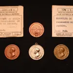 LOTE 011 - LOTE 11 – MEDALHAS – ALFREDO ANDERSEN 	MEDALHA	OBSERVAÇÕES 1.		1ª Exposição de Artistas Paranaenses no Rio de Janeiro. Sociedade de Amigos de Alfredo Andersen.1943. Gravador: José Peon	Cobre - envelope da Coleção Júlio Estrella Moreira 2.		1ª Exposição de Artistas Paranaenses no Rio de Janeiro. Sociedade de Amigos de Alfredo Andersen.1943. Gravador: José Peon	Cobre 3.		1ª Exposição de Artistas Paranaenses no Rio de Janeiro. Sociedade de Amigos de Alfredo Andersen.1943. Gravador: José Peon	Prateada - envelope da Coleção Júlio Estrella Moreira 4.		1ª Exposição de Artistas Paranaenses no Rio de Janeiro. Sociedade de Amigos de Alfredo Andersen.1943. Gravador: José Peon	Bronze - envelope da Coleção Júlio Estrella Moreira
