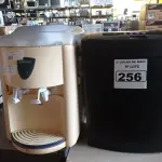 LOTE 256 - 01 FRAGMENTADORA DE PAPEL 220V E 01 PURIFICADOR DE ÁGUA MARCA LATINA. (NO ESTADO) ATENÇÃO! FAZER A VISITAÇÃO ANTES DE ARREMATAR, NÃO SABEMOS SE FUNCIONA. LEILÃO NÃO TEM GARANTIA E NEM DEVOLUÇÃO, SUJEITO A POSSÍVEIS AVARIAS VISÍVEIS/OCULTAS E/OU AUSÊNCIA DE COMPONENTES.