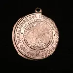 LOTE 015 - LOTE 15 – MEDALHAS CIVICAS MILITARES 	MEDALHA	OBSERVAÇÕES 1.		União Cívica Paranaense – 1916.Gravadores: Jose Peon e Fernandez	Acobreada 2.		União Cívica Paranaense – 1916.Gravadores: Jose Peon e Fernandez	Dourada – prova de cunho 3.		Revolução de 05 de outubro de 1930. Gravador: José Peon.	Prateada - envelope da Coleção Júlio Estrella Moreira 4.		Corrida do Facho Militar – 5 ª Região Militar. 1948.Gravador: José Peon	Acobreada 5.		Corrida do Facho Militar – 5 ª Região Militar. 1948.Gravador: José Peon	Acobreada 6.		Libertadores da Nação. Revolução de 1930. Gravador: Eduardo Mueller	Reveso Liso 7.		Cinquentenário da República – Tiro de Guerra Rio Branco. 1939. Gravador: Frederico Tod.	Prateada 8.		Corrida do Facho Militar – 5 ª Região Militar. 1943.Gravador: José Peon	Acobreada 9.		Corrida do Facho Militar – 5 ª Região Militar. 1960.	Acobreada 10.		1° Centenário da Policia Militar do Paraná. 1954.Gravadores Peon e Tortatto	Oxidada
