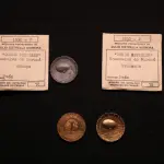 LOTE 031 - LOTE 31 – MEDALHAS CONDE ZEPPELIN 	MEDALHA	OBSERVAÇÕES 1.		Medalha Conde Zeppelin. Curitiba. 1930  Gravador: José Peón	Prateada – envelope da Coleção Júlio Estrella Moreira 2.		Medalha Conde Zeppelin. Curitiba. 1930  Gravador: José Peón	Chumbo – envelope da Coleção Júlio Estrella Moreira 3.		Medalha Conde Zeppelin. Curitiba. 1930  Gravador: José Peón	Dourada 4.		Medalha Conde Zeppelin. Curitiba. 1930  Gravador: José Peón	Dourada