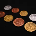 LOTE 037 - LOTE 37 – OBJETOS PECUNIÁRIOS LEÃO JUNIOR Fichas em cobre e alumínio, circulares; tendo na face o valor, no anverso, centralizado a figura do Leão, na orla, uma faixa circular com a inscrição "Leão Junior e Companhia. Curitiba" 	OBJETO	OBSERVAÇÕES 1.		Ficha Leão Junior - 100	Alumínio 2.		Ficha Leão Junior - 200	Cobre 3.		Ficha Leão Junior - 500	Alumínio-bronze 4.		Ficha Leão Junior - 1000	Alumínio 5.		Ficha Leão Junior – 2000	Cobre 6.		Ficha Leão Junior – 5000	Alumínio-bronze 7.		Ficha Leão Junior – 20.000	Cobre 8.		Ficha Leão Junior – 50.000	Alumínio-bronze