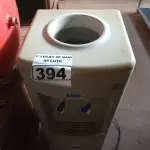 LOTE 394 - 01 BEBEDOURO PARA GARRAFÃO MARCA IBBL 220V. (NO ESTADO) ATENÇÃO! FAZER A VISITAÇÃO ANTES DE ARREMATAR, NÃO SABEMOS SE FUNCIONA. LEILÃO NÃO TEM GARANTIA E NEM DEVOLUÇÃO, SUJEITO A POSSÍVEIS AVARIAS VISÍVEIS/OCULTAS E/OU AUSÊNCIA DE COMPONENTES.