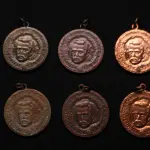 LOTE 029 - LOTE 29 – MEDALHAS MAESTRO CARLOS GOMES 	MEDALHA	OBSERVAÇÕES 1.		Centenário do Maestro Carlos Gomes. 1936 Gravador: José Peón	Bronzeada 2.		Centenário do Maestro Carlos Gomes. 1936 Gravador: José Peón	Bronzeada 3.		Centenário do Maestro Carlos Gomes. 1936 Gravador: José Peón	Acobreada 4.		Centenário do Maestro Carlos Gomes. 1936 Gravador: José Peón	Acobreada 5.		Centenário do Maestro Carlos Gomes. 1936 Gravador: José Peón	Dourada 6.		Centenário do Maestro Carlos Gomes. 1936Gravador: José Peón	Dourada